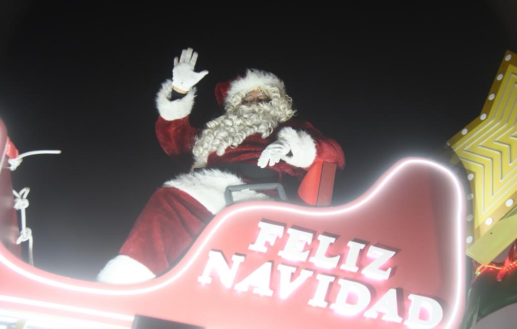 Desfile navideño inicia su recorrido con carrozas iluminadas