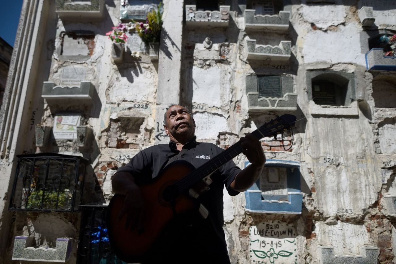 FOTOS. “No puedo fallar”, mecánico canta en una tumba del Cementerio General