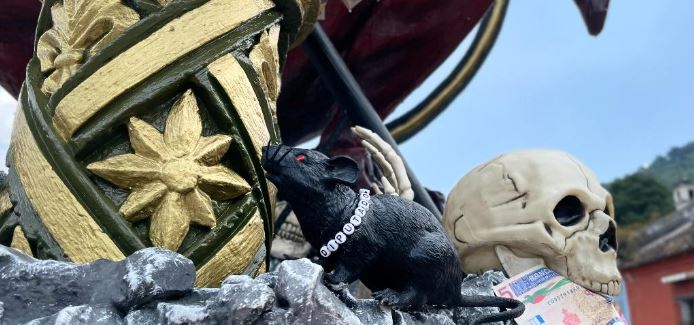 Rata en figura del diablo en Antigua Guatemala. / Foto: Cortesía