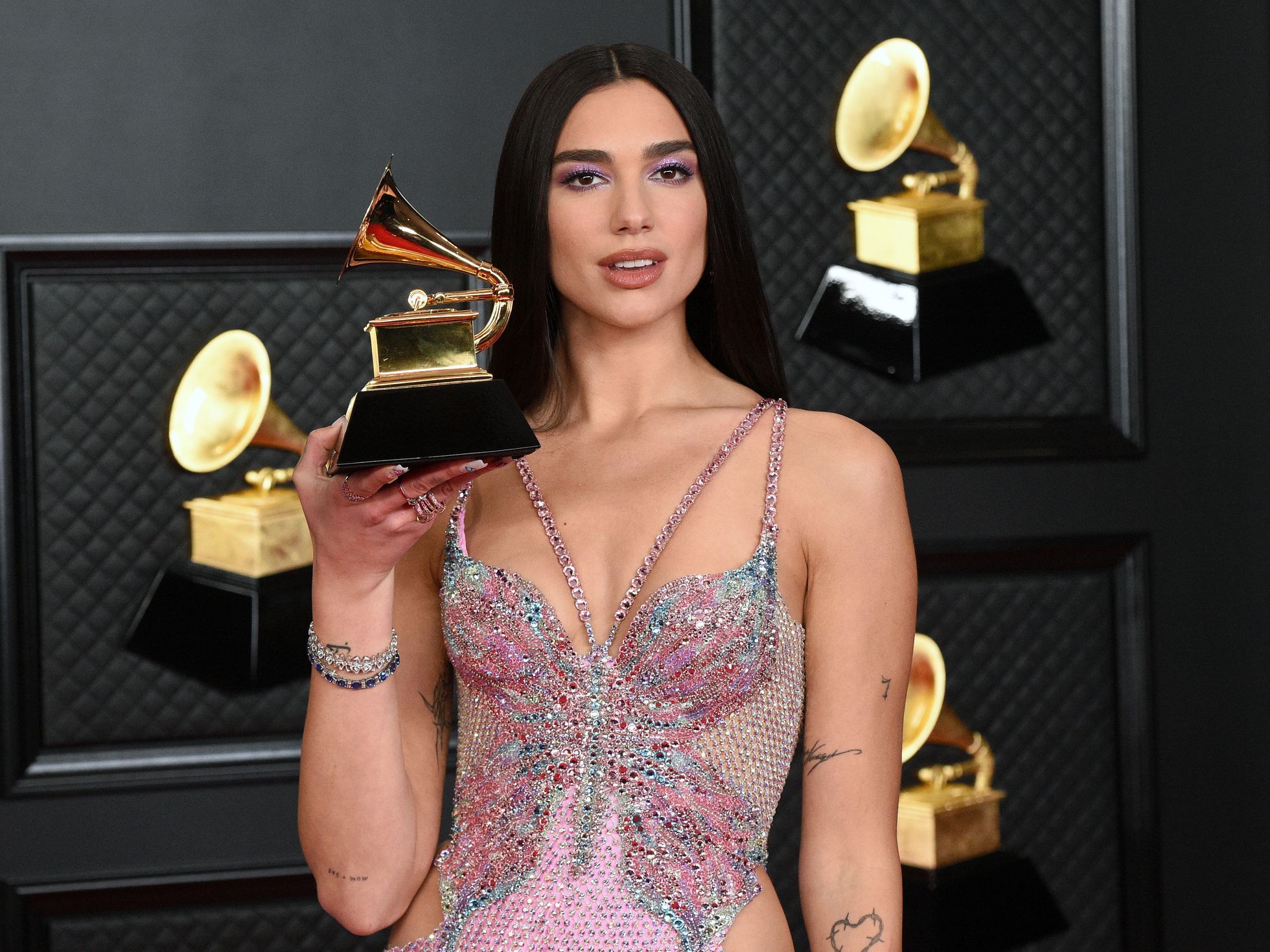 Sin pena alguna, Dua Lipa muestra su tanga rosa en una salida nocturna