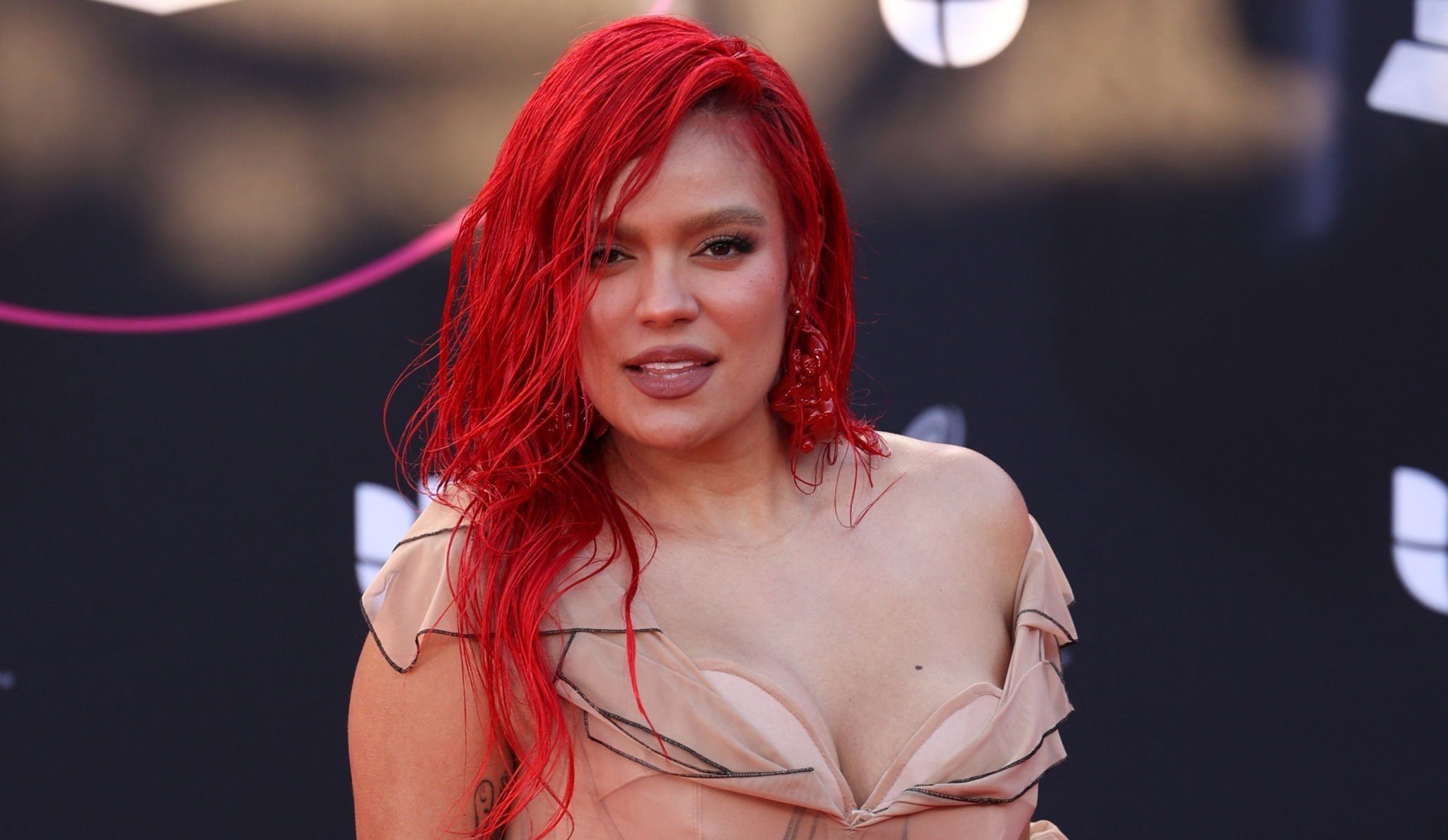 Latin Grammy: Vestido nude de Karol G a punto de mostrar su intimidad