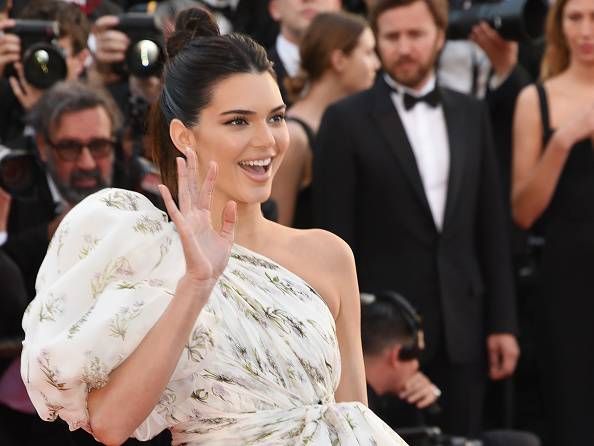 Kendall Jenner aparece en alfombra roja en transparente vestido y sin ropa interior