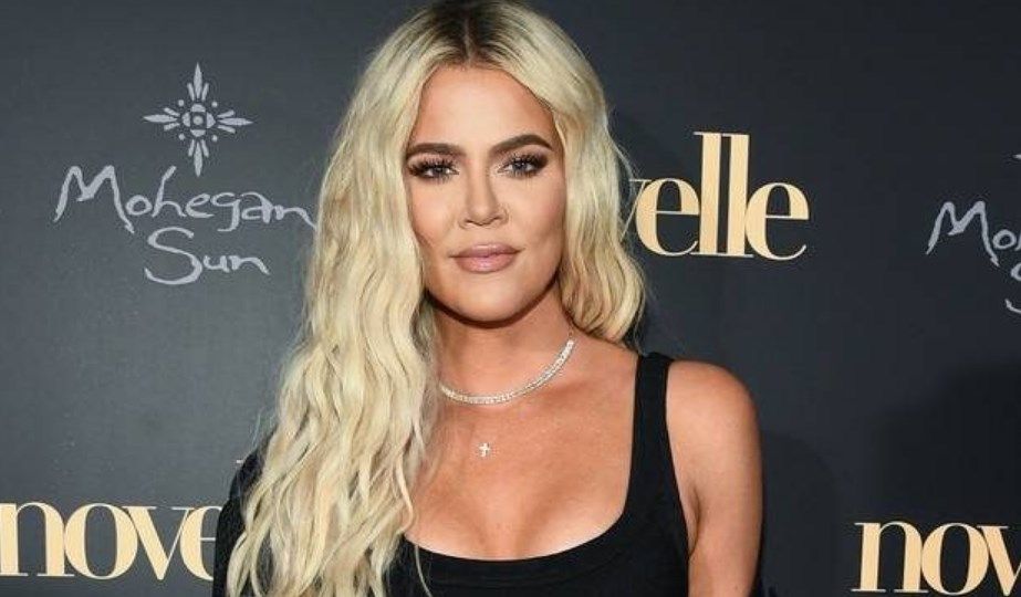 Khloé Kardashian enseña sus senos sin censura en plena alfombra roja