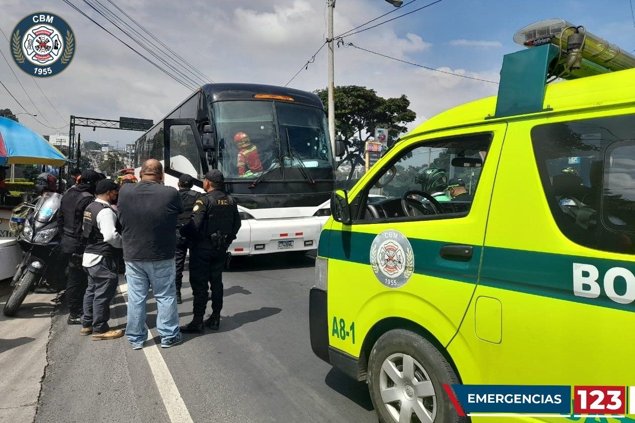 Balean a piloto de autobús frente a parada de la ruta al Atlántico