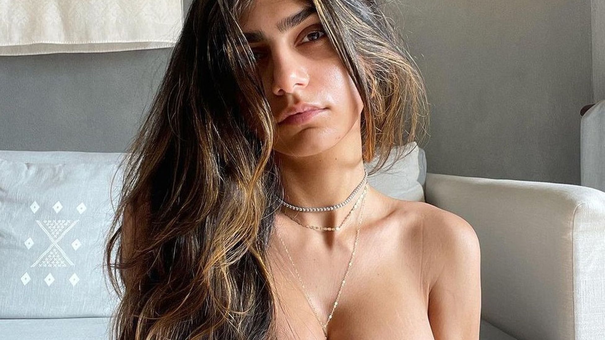 Mia Khalifa y su bañador blanco que transparenta su intimidad