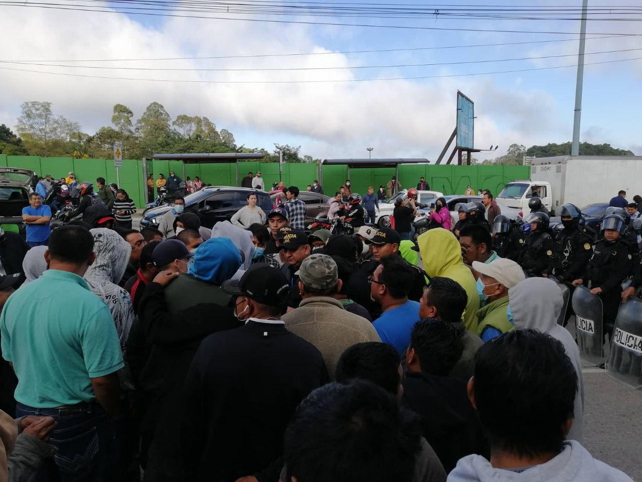 Taxistas bloquean paso en zona 6