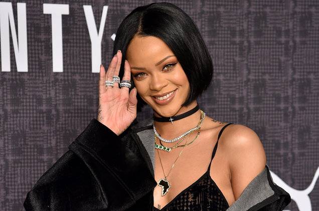 Rihanna expone su retaguardia usando únicamente un corsé de hilos