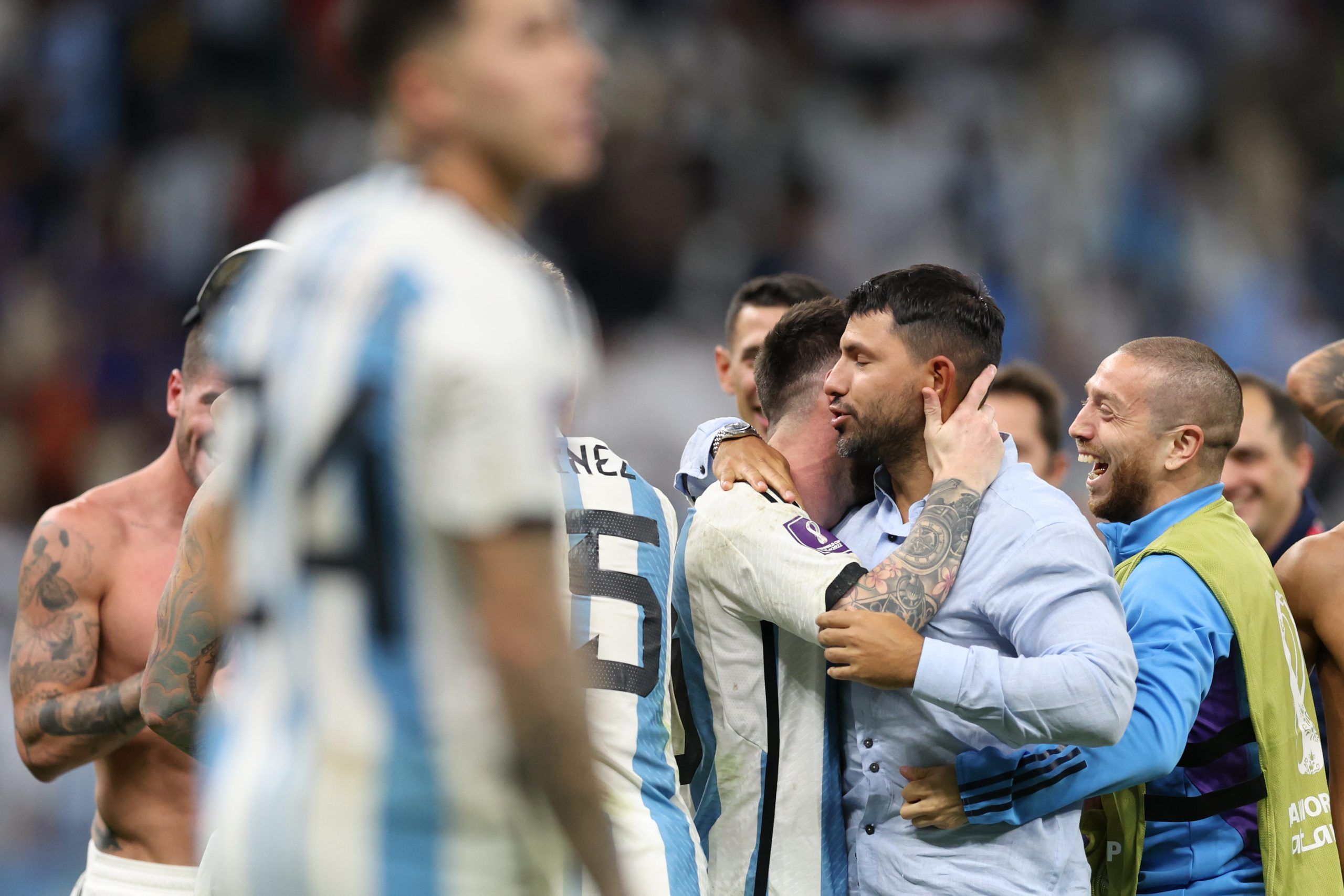 El abrazo entre Messi y el «Kun» Agüero que puso nostálgica a la hinchada argentina