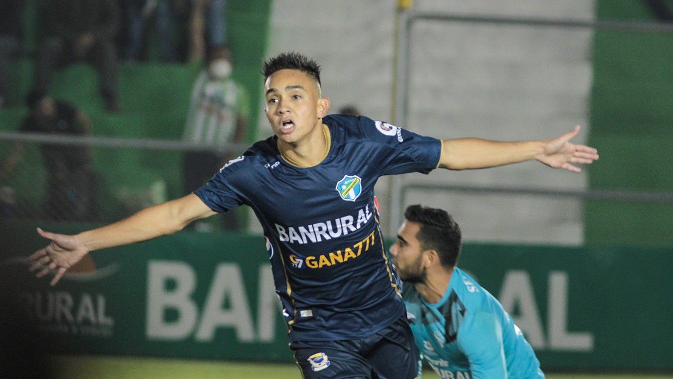 ¿Óscar Santis confirmó su fichaje con Antigua GFC?