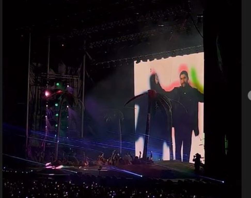 ¿Se cae? Bad Bunny sufre incidente en el escenario