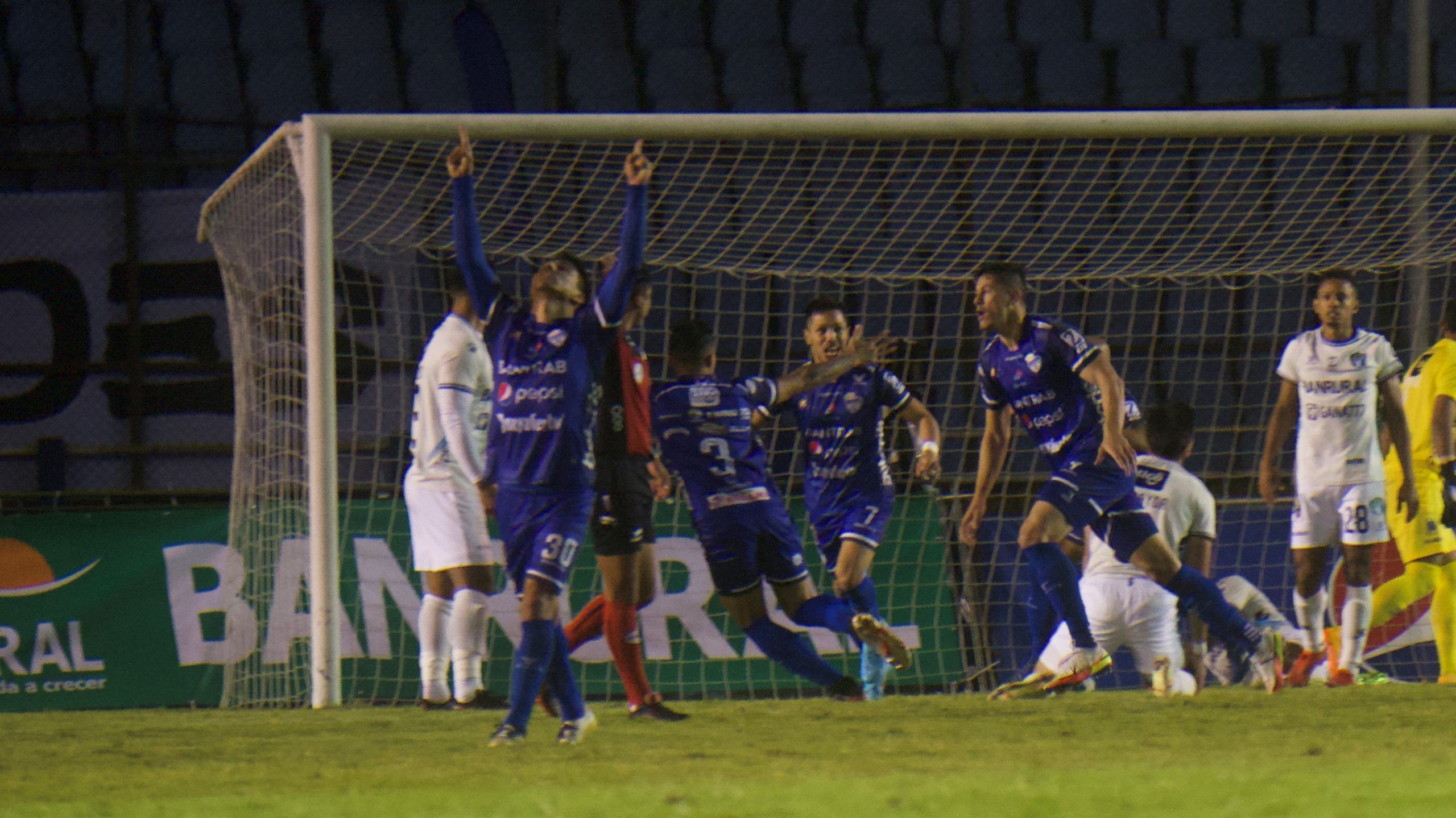 ¡Polémica semifinal! Cobán Imperial se adelanta en la serie ante Comunicaciones