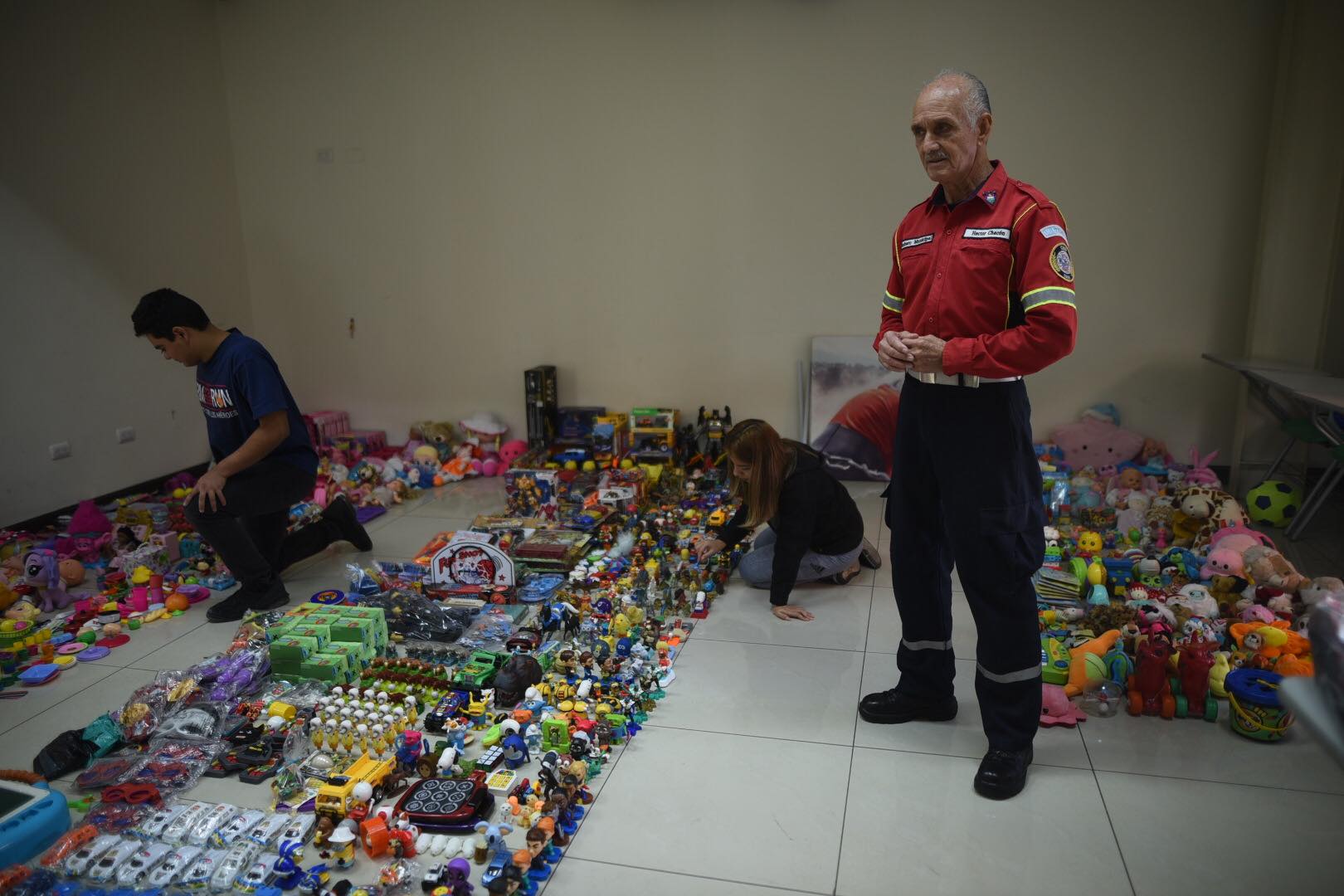 Bombero cumple 25 años de llevar alegría a niños