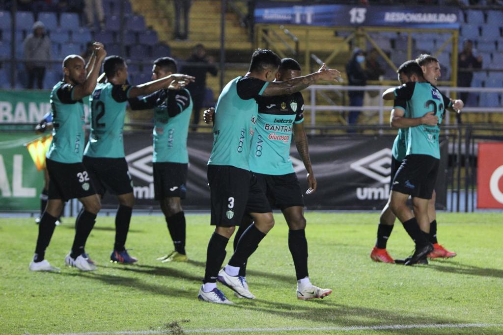 ¡El líder acaricia la final! Antigua golpea primero en la semifinal ante Municipal