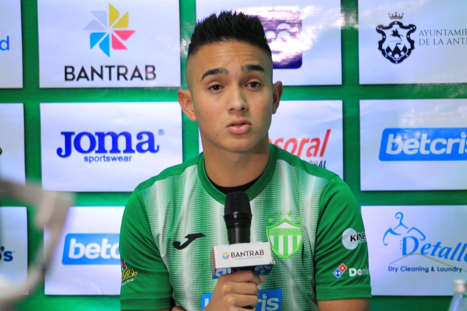 ¡Oscar Santis es presentado de manera oficial como jugador de Antigua GFC!