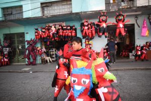 Vendedores aprovechaban el paso de las personas para ofrecer piñatas de distintos tamaños y diseños.