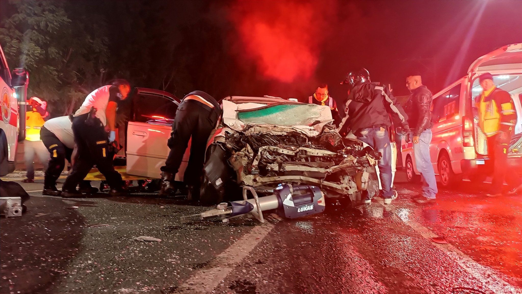 Pareja queda atrapada dentro de un vehículo tras accidente