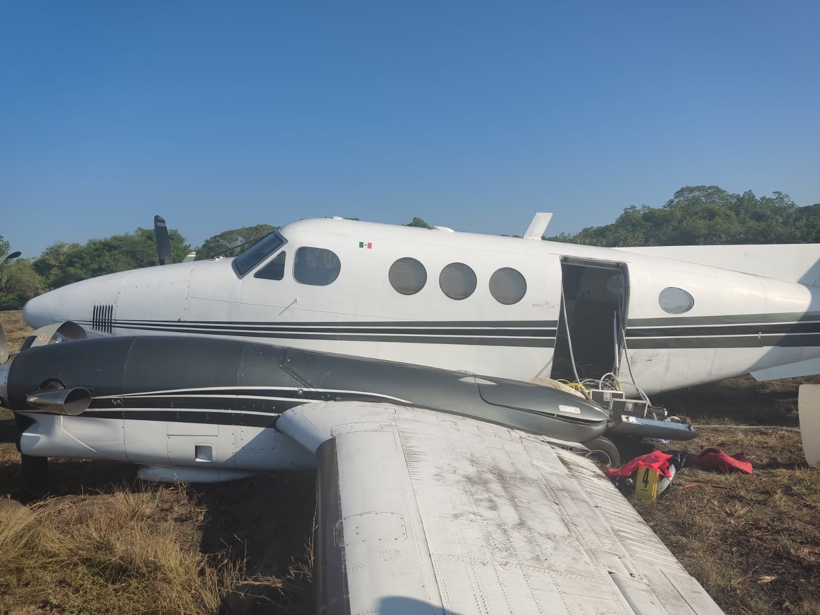 Guatemala incauta 950 kilos de cocaína en avioneta