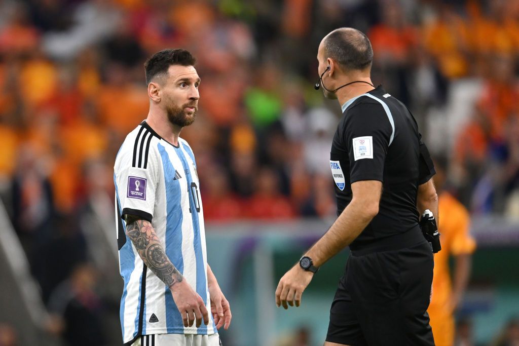 Messi muestra su molestia por el arbitraje de Mateu Lahoz