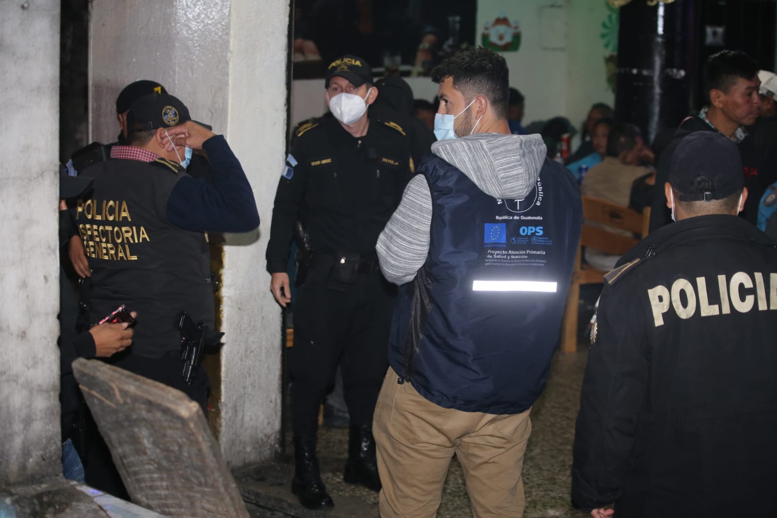 Policía detienen a encargada de bar por autorizar ingreso de adolescentes