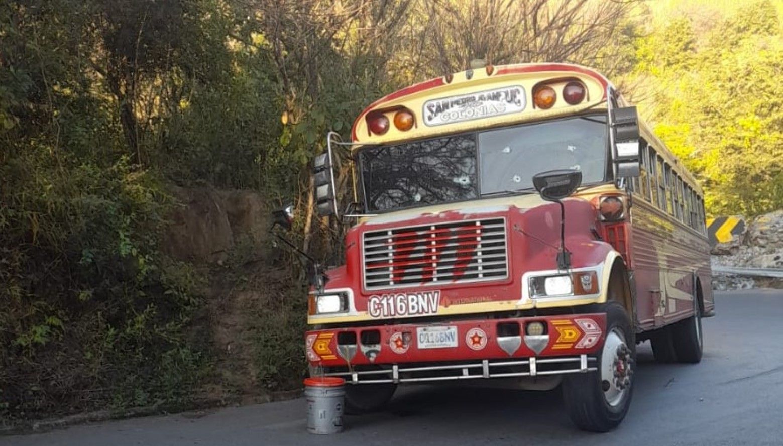 Bomberos auxilian a dos heridos por ataque en bus