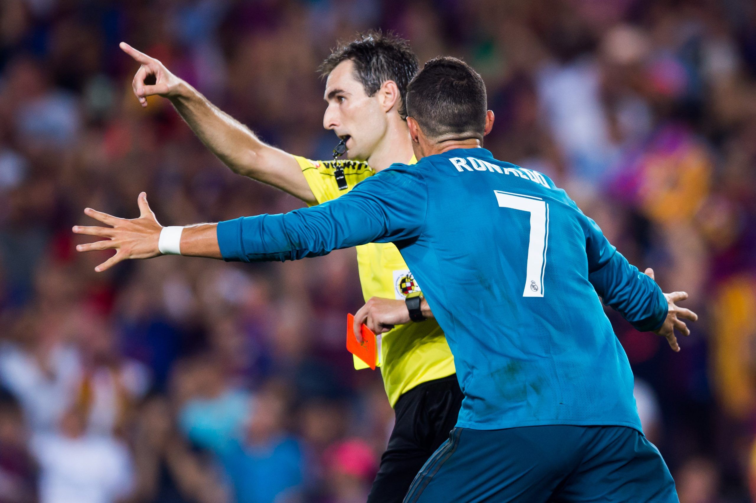 Árbitro de la final de la Supercopa es recordado por su incidente con CR7