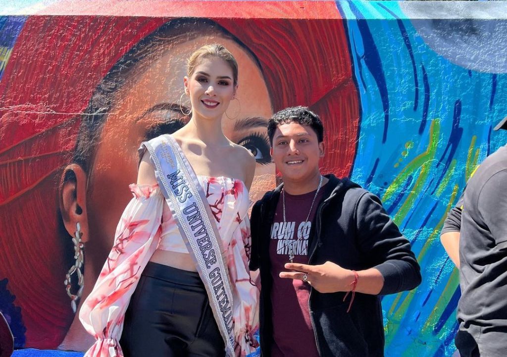 Ivana Batchelor se hace presente en mural de artista quetzalteco