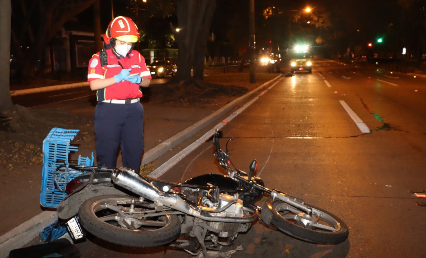 Motorista muere en avenida en avenida Reforma