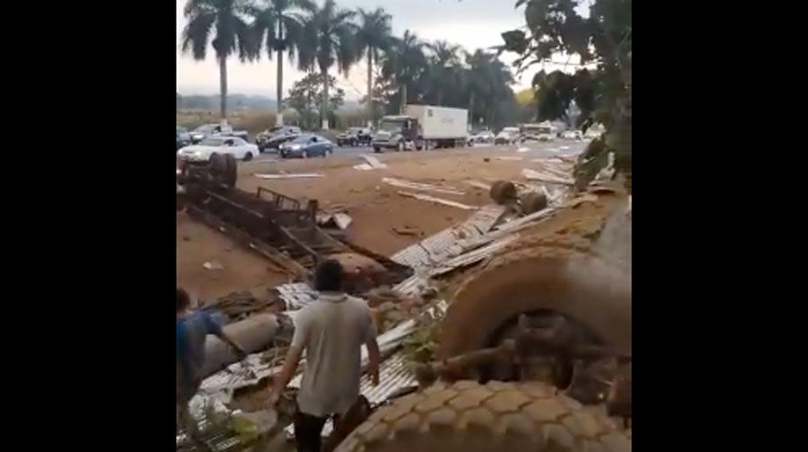 Una patrulla de la PNC y un cabezal destrozados tras accidente en autopista Palín-Escuintla