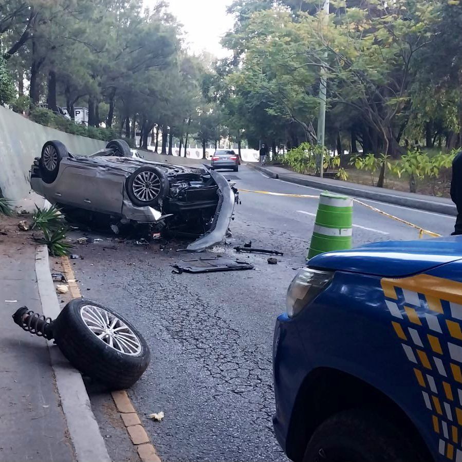 Conductora muere en automóvil volcado atrás del Campo Marte