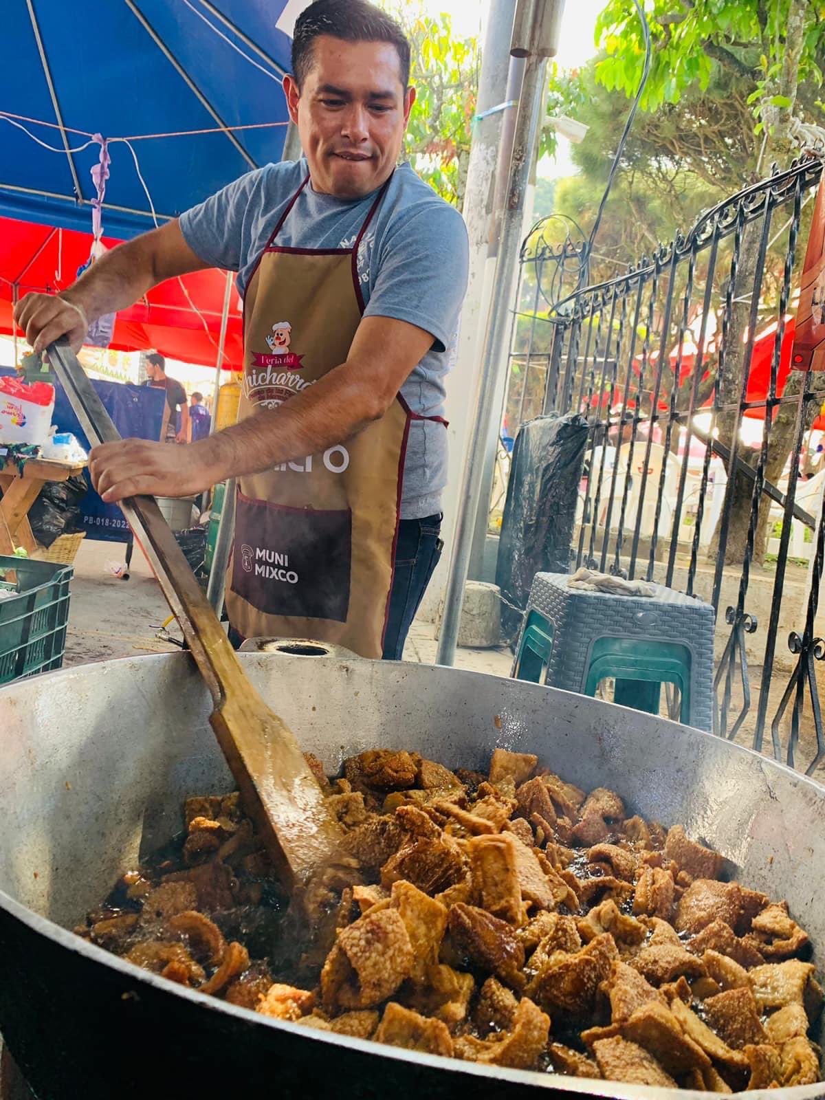 Preparación del chicharrón. / Foto: Cortesía