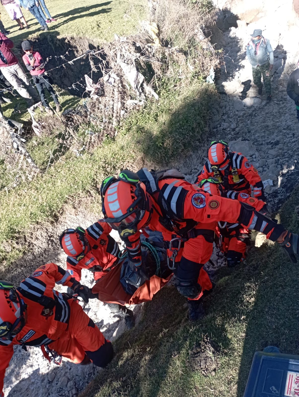 Bomberos localizan al héroe que rescató a un soldado de un río