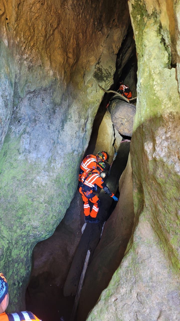 Bomberos Voluntarios rescatan el cuerpo de un vecino que ayudó a un soldado. / Foto: CVB