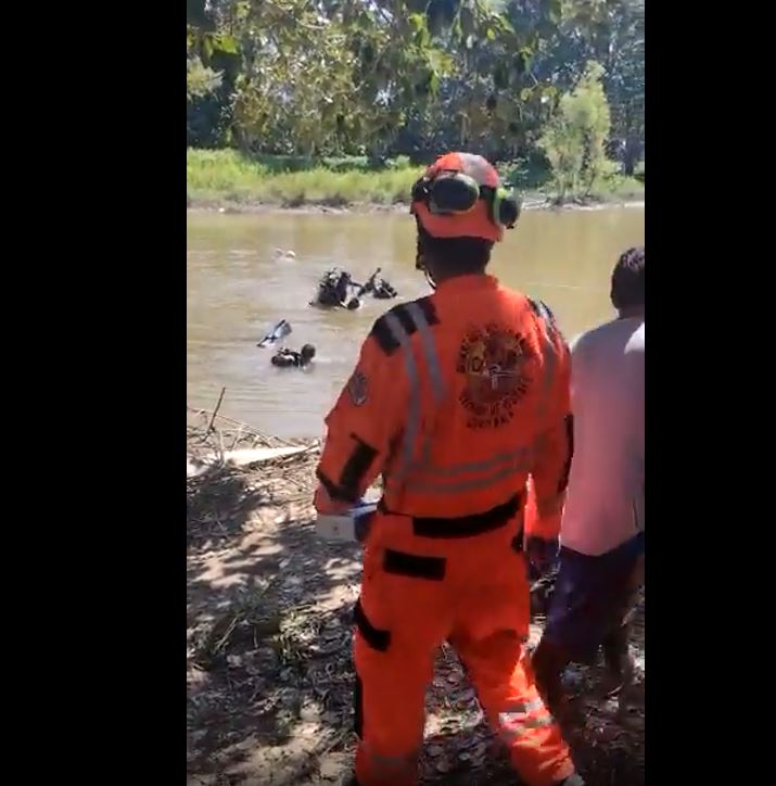 Los Bomberos Voluntarios rescataron los cuerpos de la laguna en Izabal. / Foto: CVB