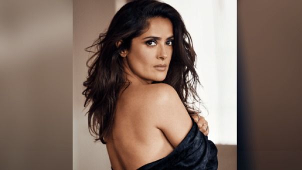 Salma Hayek presume sus curvas en vestido de red y no deja nada a la imaginación