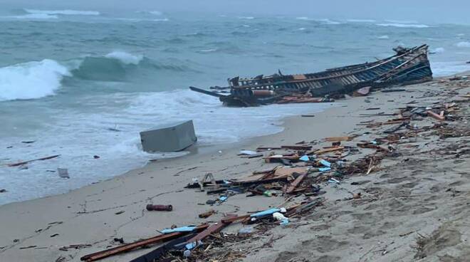 Accidente en barco deja más de 40 migrantes muertos