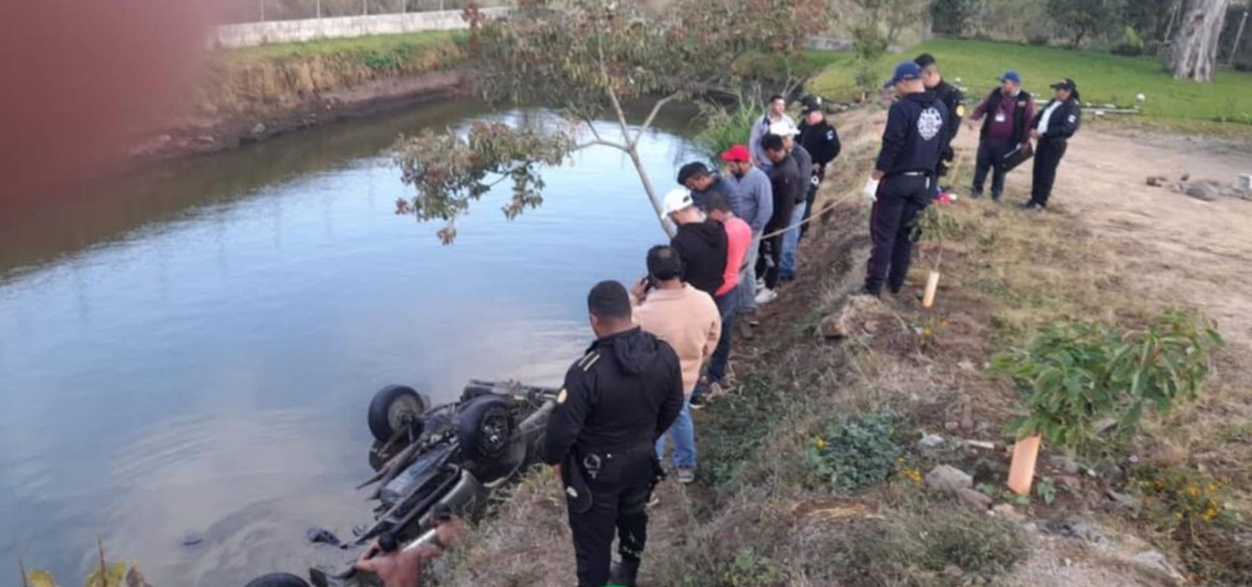 Dos personas mueren al caer en un criadero de peces