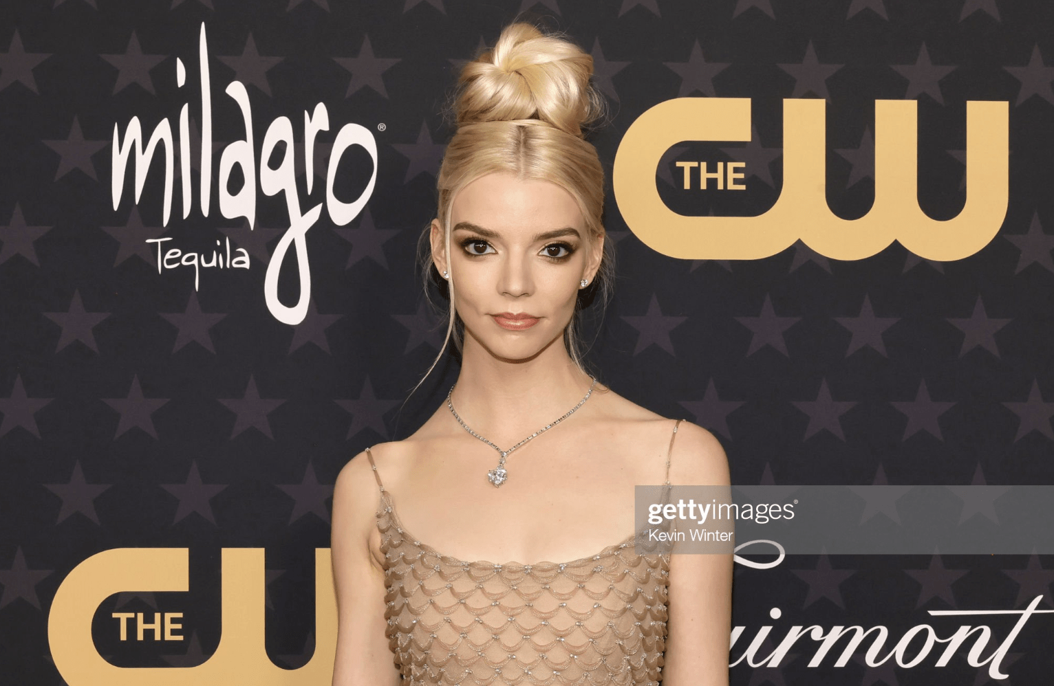 Duras críticas a Anya Taylor Joy por ir con una «manta» a los BAFTA