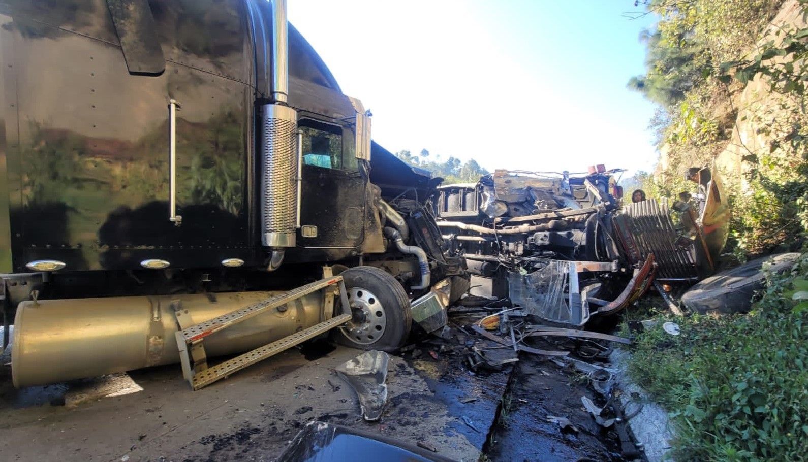 Bus vuelca y choca contra un camión en la ruta Interamericana