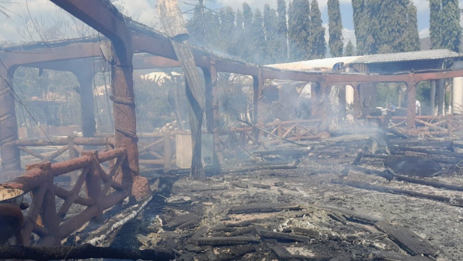 Bomberos controlan incendio en hotel en ruta a Las Verapaces