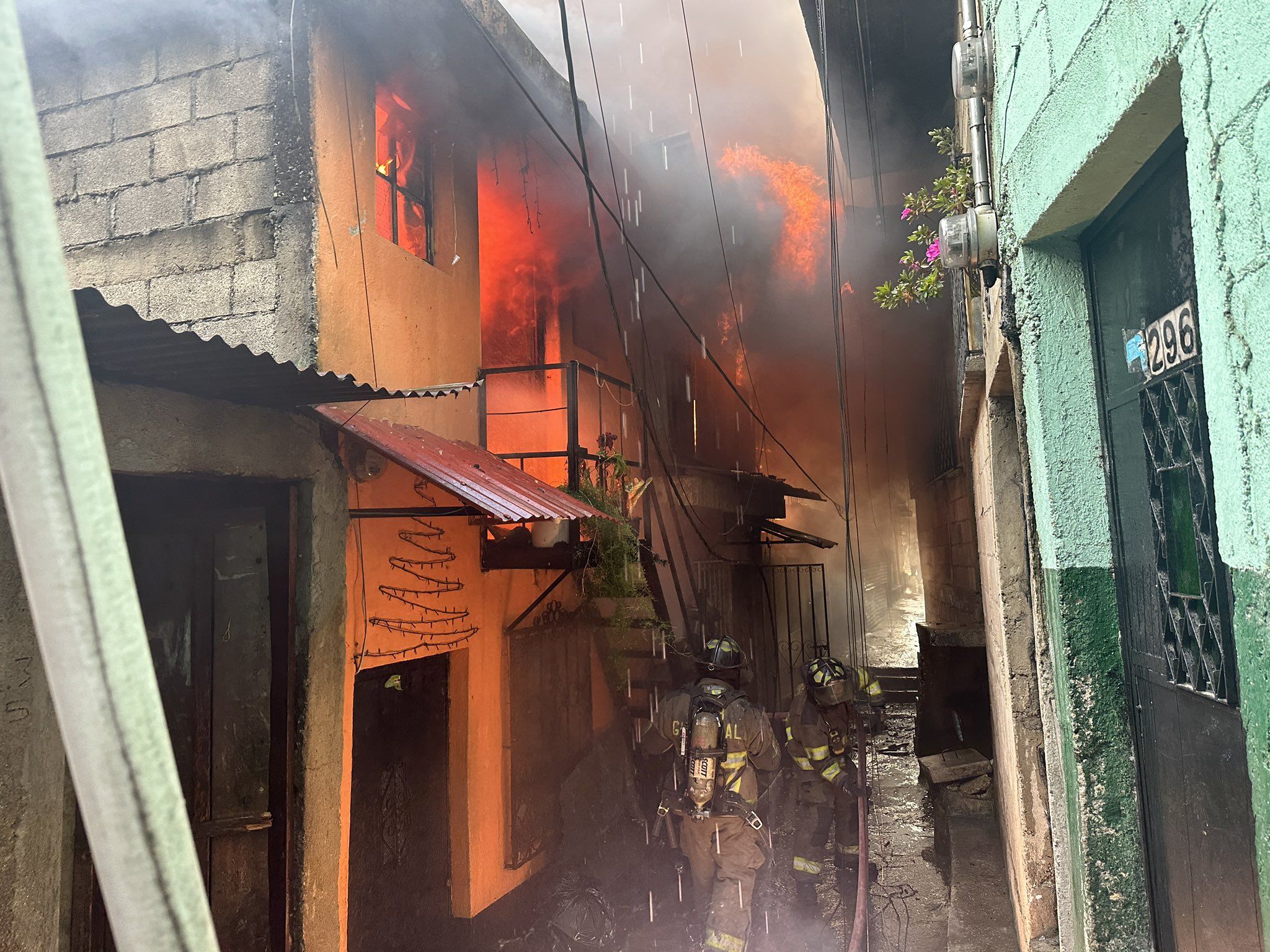 Bomberos apagan incendio en colonia El Esfuerzo, zona 7