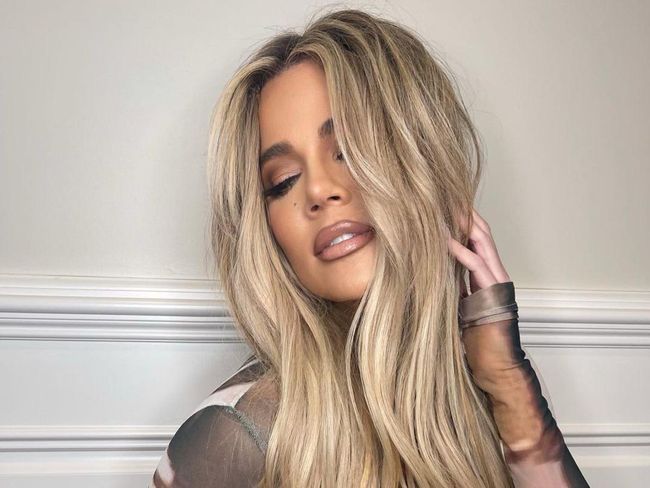 Khloé Kardashian presume sus exuberantes curvas en traje de baño y sin filtros