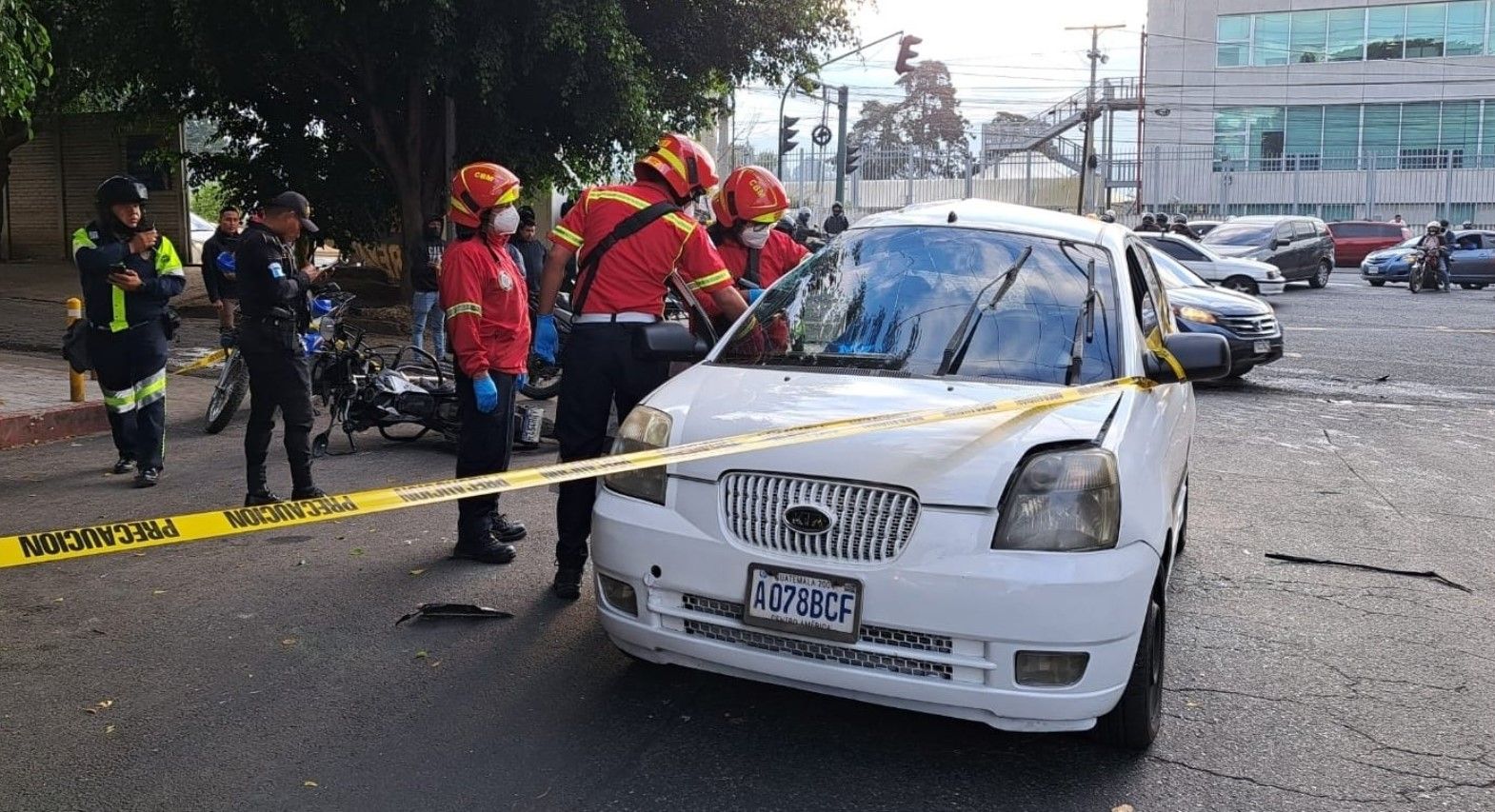 Pasajera de taxi muere en aparatoso accidente con una moto