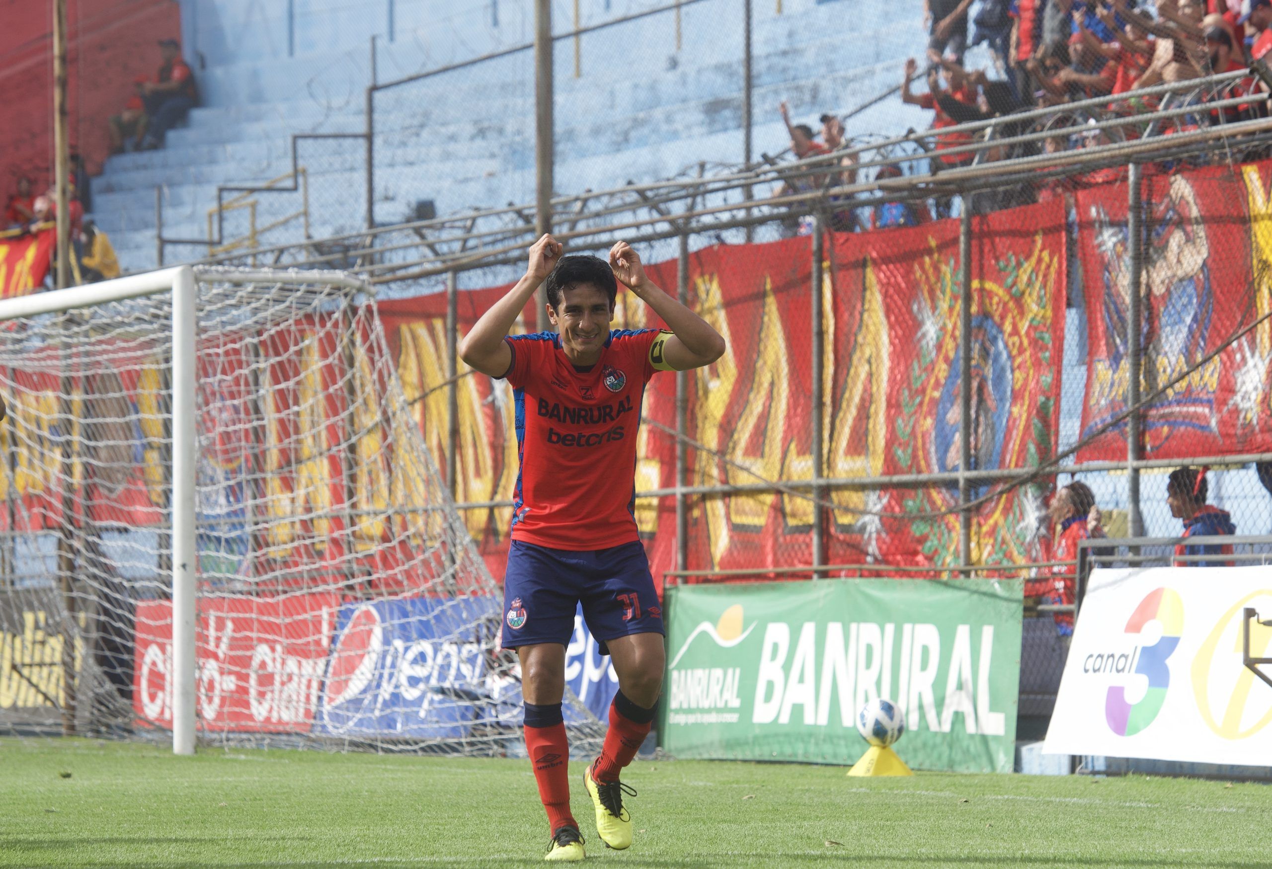 ¡Municipal gana, gusta y golea! Los Rojos tumban a Xinabajul ante su afición