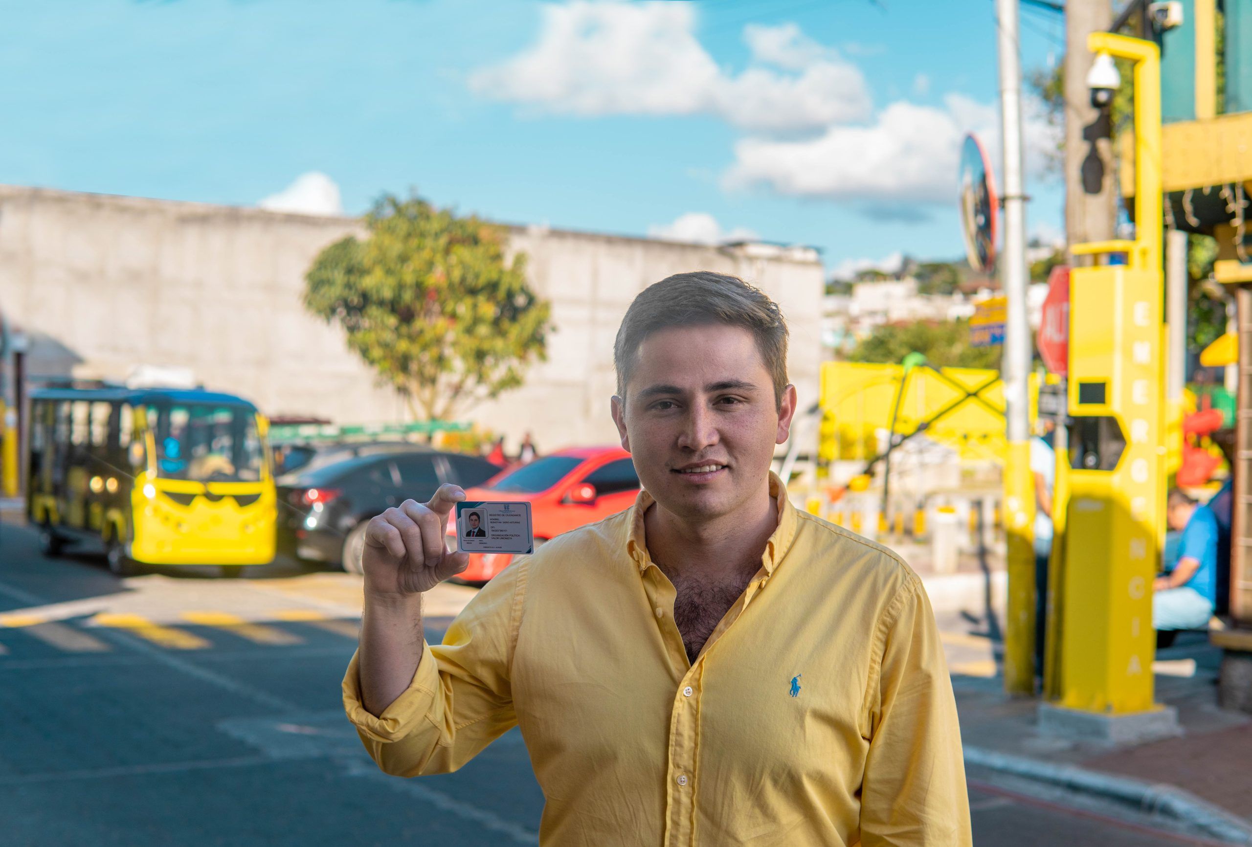 TSE entrega credenciales a candidato a alcalde de Santa Catarina Pinula de alianza Valor Unionista