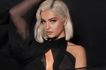 Bebe Rexha llega a los Grammy con atrevido escote y sin sostén