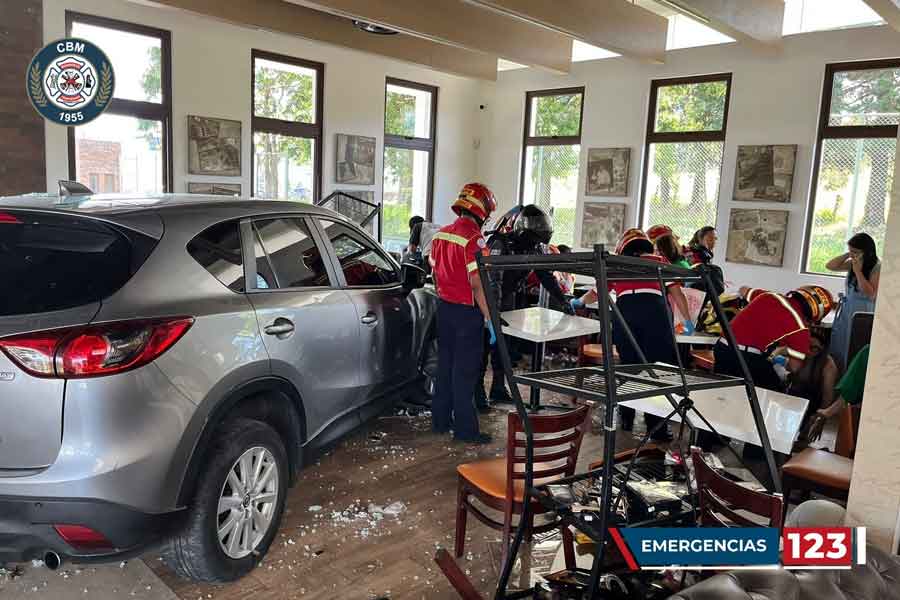 ¿Qué pasó con la conductora involucrada en accidente en restaurante en El Naranjo?