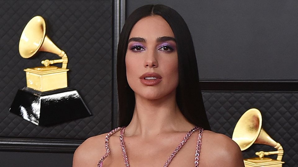 Dua Lipa deja ver de más en sensual y transparente vestido