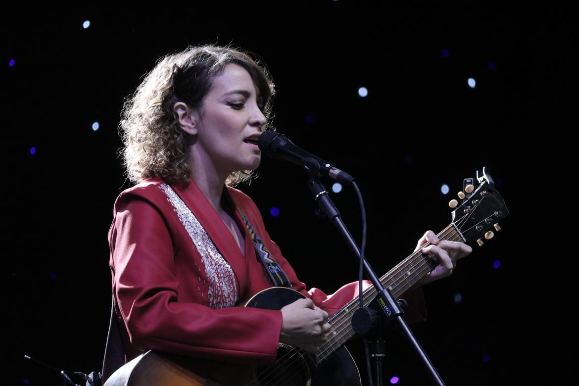 Gaby Moreno llega a los Grammy 2023 con elegante vestido negro