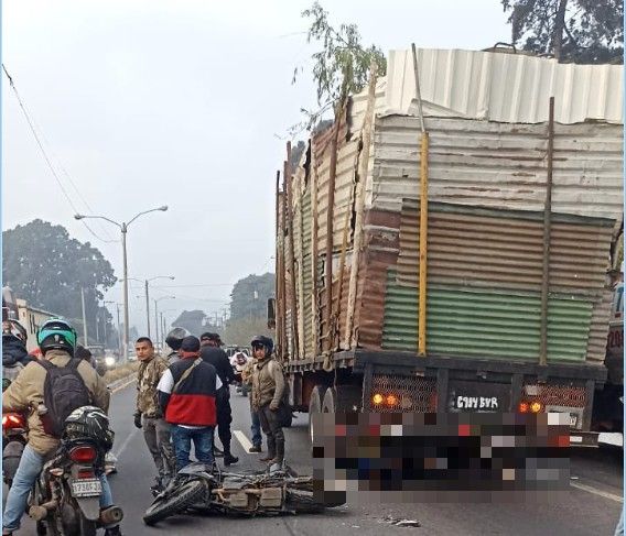 Motociclista se accidenta con un vehículo pesado en Palín