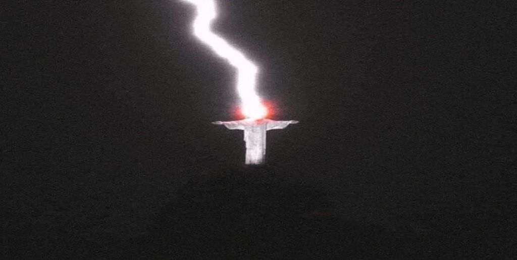 Momento exacto en que un rayo impacta en la cabeza del Cristo Redentor